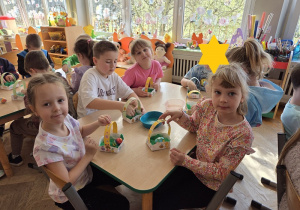 dzieci tworzą papierowe koszyczki