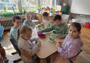dzieci tworzą papierowe koszyczki