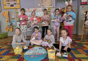 pokaz wielkanocnych koszyczków z pisankami