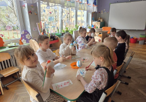 dzieci malują jajka