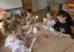 dzieci malują jajka