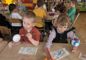 dzieci malują jajka