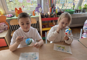 dzieci malują jajka