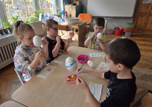 dzieci malują jajka