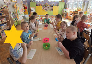 dzieci malują jajka