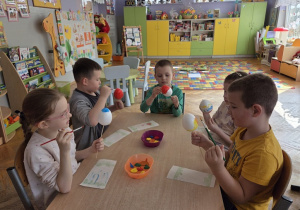 dzieci malują jajka