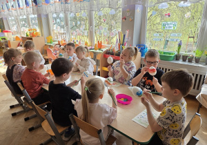 dzieci malują jajka