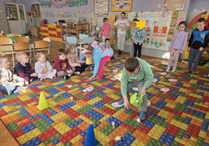 zabawa - wyścig z koszyczkiem