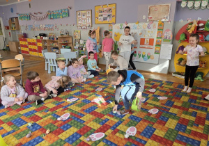 zabawa - wyścig z koszyczkiem