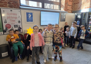 przed wejściem do sal muzealnych