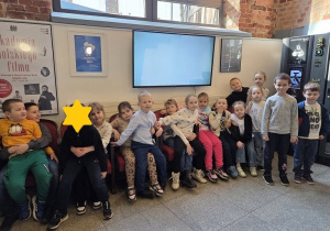 przed wejściem do sal muzealnych