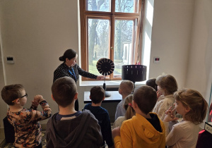 oglądanie eksponatów filmowych