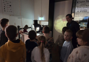 oglądanie eksponatów filmowych