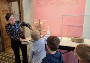 oglądanie eksponatów filmowych