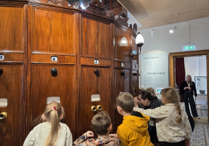 oglądanie eksponatów filmowych