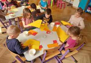 Dzieci tworzą wielkanocną pracę plastyczną