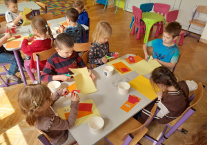 Dzieci tworzą wielkanocną pracę plastyczną