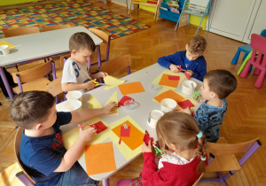 Dzieci tworzą wielkanocną pracę plastyczną