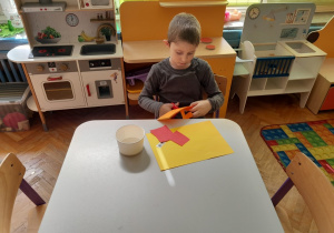 Dzieci tworzą wielkanocną pracę plastyczną