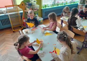 Dzieci tworzą wielkanocną pracę plastyczną