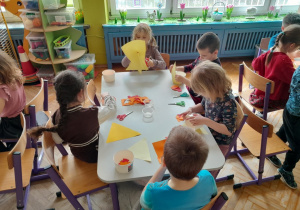 Dzieci tworzą wielkanocną pracę plastyczną