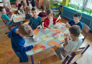 Dzieci tworzą wielkanocną pracę plastyczną