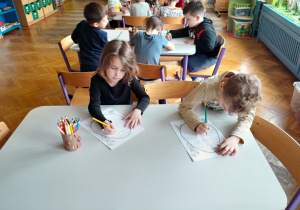 Dzieci rysują szlaczki na pisance