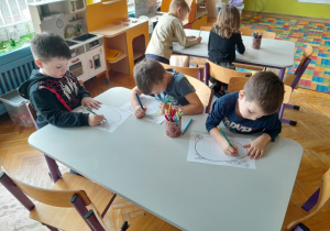 Dzieci rysują szlaczki na pisance