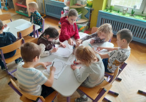 Dzieci rysują szlaczki na pisance