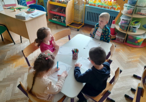 Dzieci rysują szlaczki na pisance