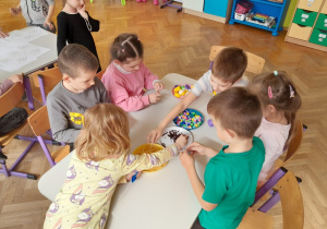 Dzieci tworzą sensoryczne balony