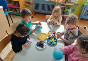 Dzieci tworzą sensoryczne balony