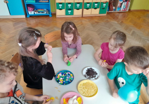 Dzieci tworzą sensoryczne balony