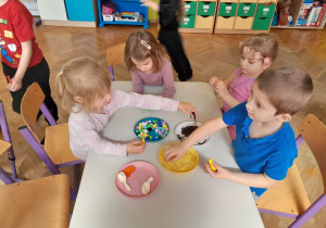 Dzieci tworzą sensoryczne balony