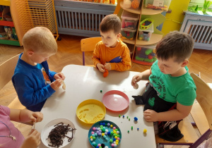 Dzieci tworzą sensoryczne balony