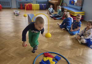 zabawa - rzut do koła