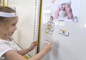 Dziewczynka przyczepia obrazek