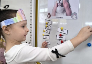 Dziewczynka przyczepia obrazek