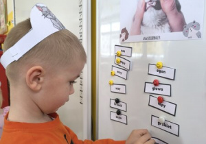 Chłopiec przyczepia obrazek