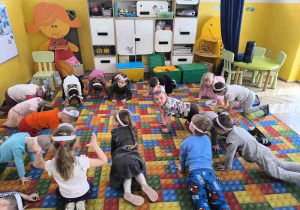 Grupa Motylek bawi sie w koty