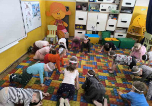 Grupa Motylek bawi się w koty