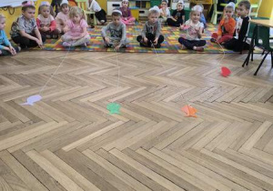 Grupa Motylek bawi sie w koty