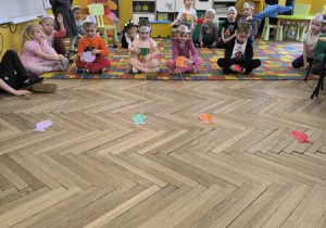 Grupa Motylek bawi się w koty