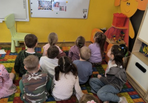 dzieci patrza na tablice