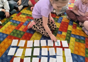 dzieci grają w memory