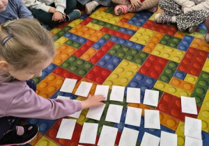 dzieci grają w memory