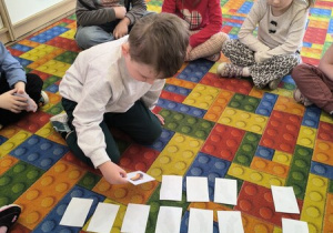 dzieci grają w memory