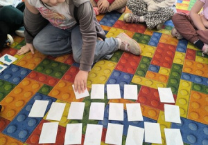 dzieci grają w memory