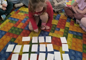 dzieci grają w memory