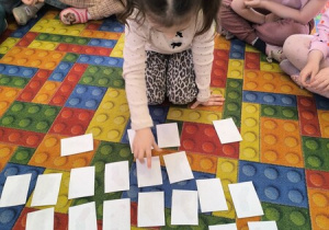 dzieci grają w memory